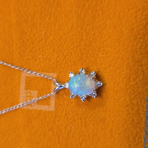 14KT white gold necklace with an oval opal and 8 diamonds - Picture 2 of 4